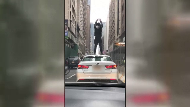 Scene uimitoare în Manhattan. Ce a făcut un bărbat după ce a atacat un șofer