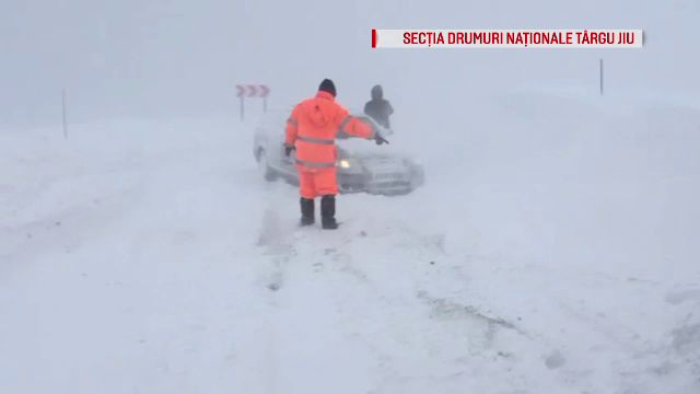 Turiştii au rămas captivi în staţiunea Rânca, din cauza viscolului. Salvamontiştii, retraşi de pe Transfăgărășan