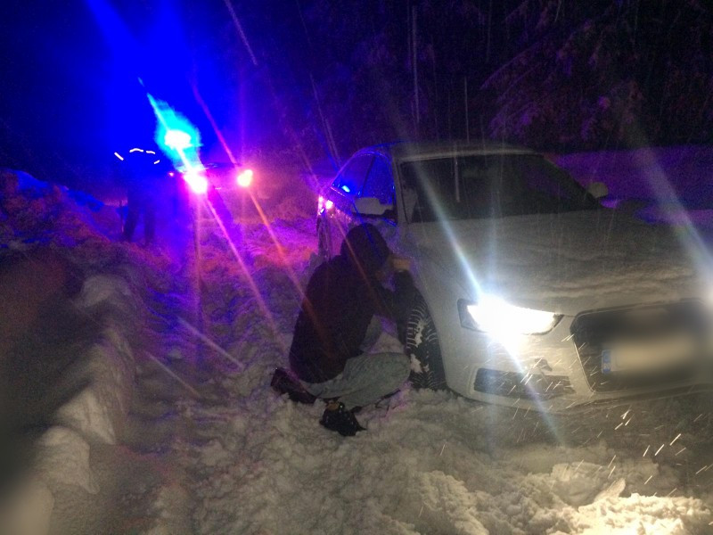 Acțiune de salvare în zona Moroeni-Peștera. Turiști blocați în mașini, din cauza zăpezilor