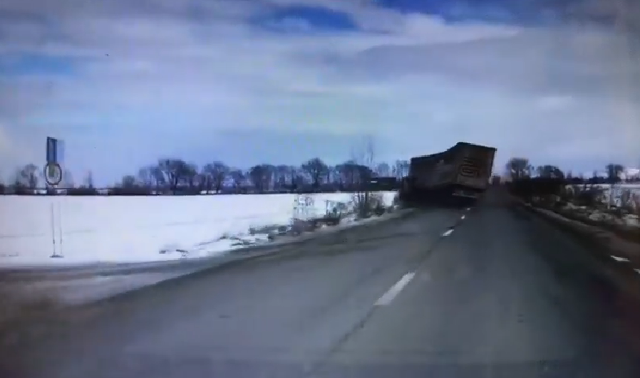 Accident brutal FILMAT cu camera de bord, provocat de o șoferiță grăbită să depășească