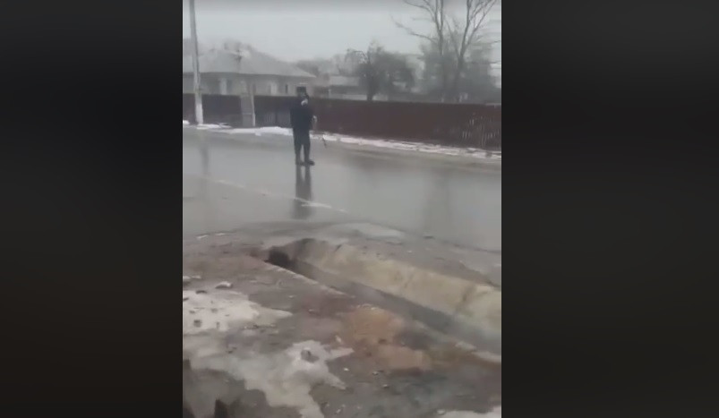 Imagini inedite în Brăila. Cum a testat un bărbat alunecușul de pe stradă. VIDEO