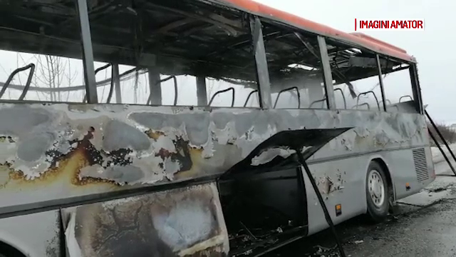 Un autocar cu pasageri a luat foc în mers. Ce a făcut șoferul în ultimul moment