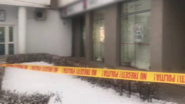 Un bărbat cu cagulă şi înarmat cu un pistol a năvălit într-o bancă din Craiova. Ce s-a întâmplat în instituție