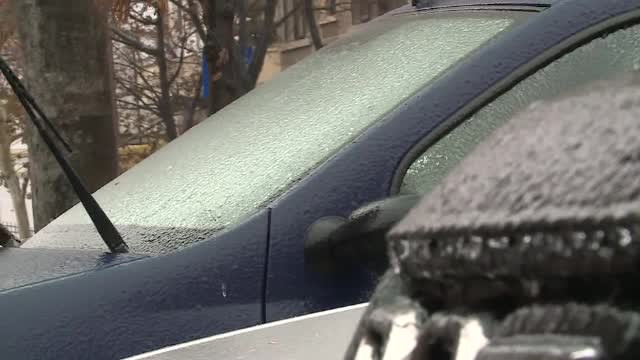 23 de judeţe rămân sub cod galben de ninsori. Freezing rain va mai face probleme