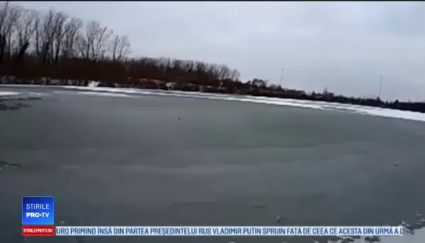 Polițiștii chemați să salveze un băiat dintr-un lac înghețat, în pericol. Ce s-a întâmplat