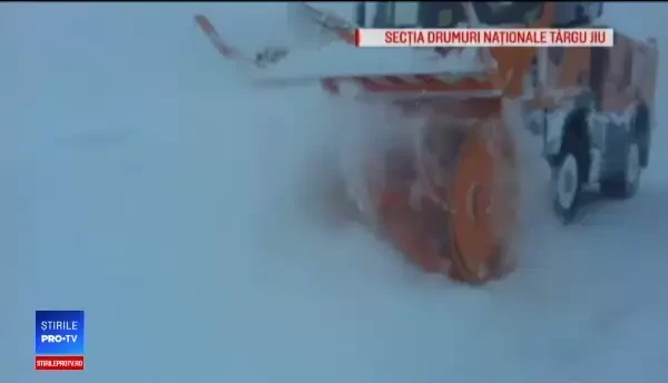Turiştii au rămas captivi în staţiunea Rânca, din cauza viscolului puternic. Salvamontiştii, retraşi de pe Transfagarasan