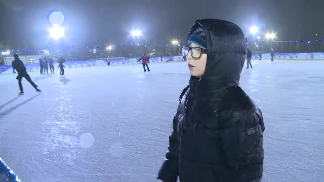 Distracție la patinoar pe cod portocaliu de polei. ”Când te distrezi nu simţi frigul”