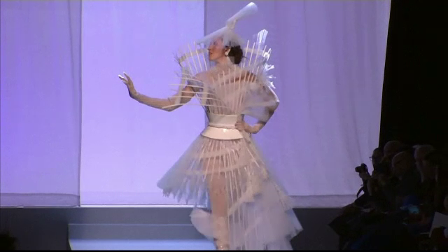 Ținute teatrale prezentate la Paris. Gaultier și-a sedus publicul cu noua colecție