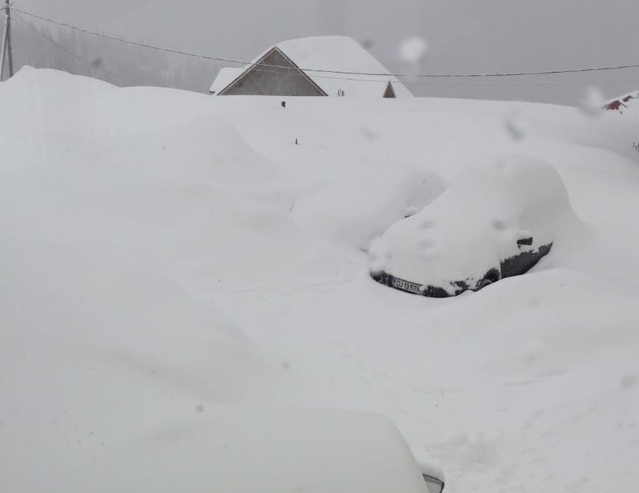 Zeci de turiști blocați la Rânca din cauza nămeților. O familie a rămas fără lapte pentru copil
