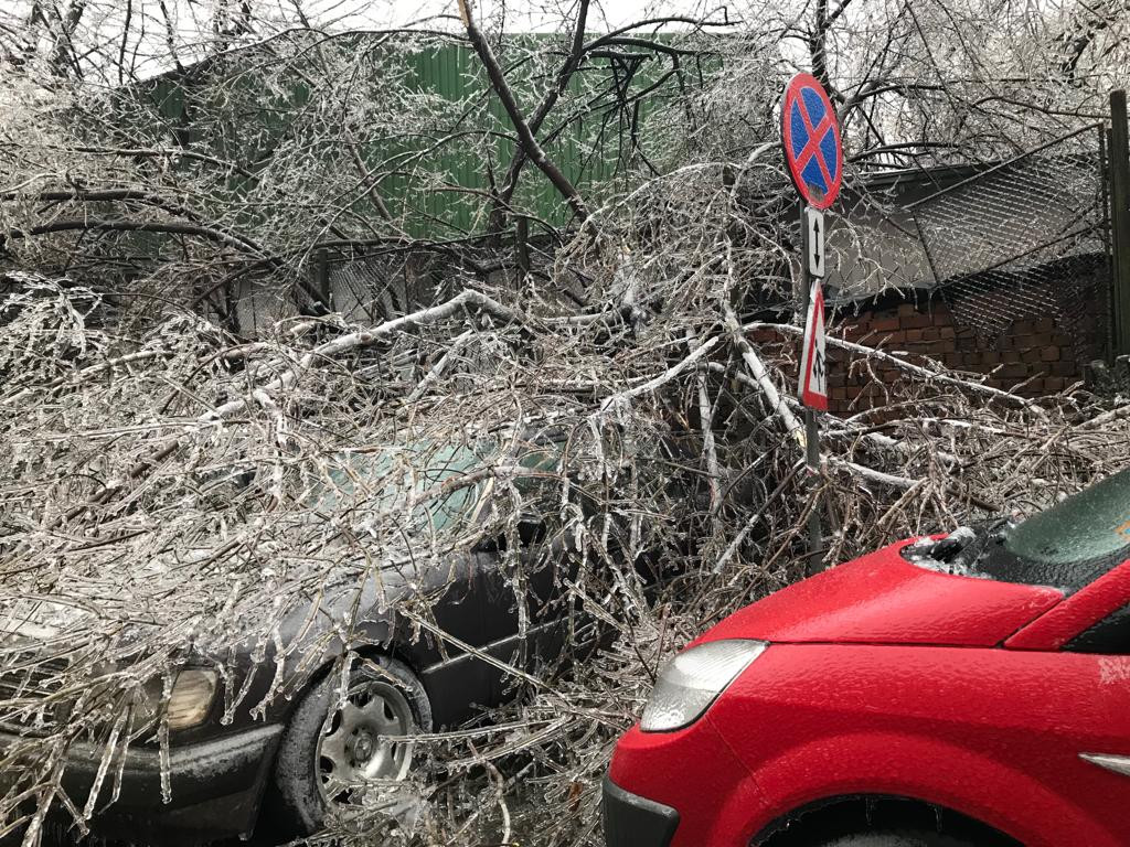 89 mașini avariate, în Capitală, în ultimele 24 de ore din cauza vremii severe