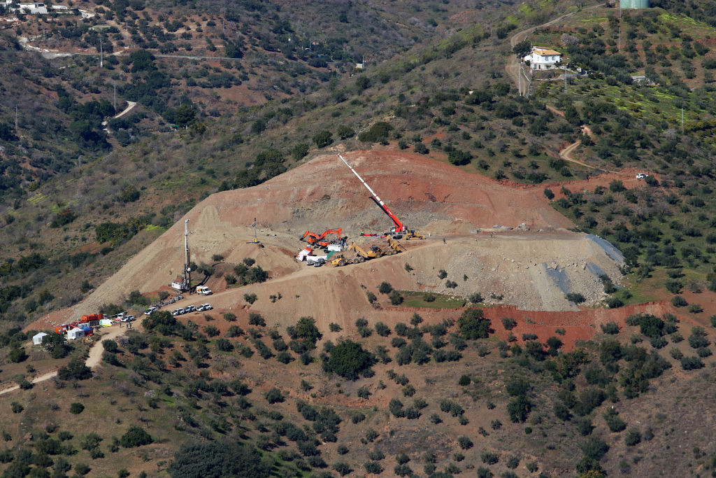 copil cazut in put spania