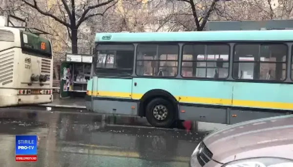 Șir de incidente în Capitală din cauza poleiului. Șoferii sunt revoltați: "Specific românesc"