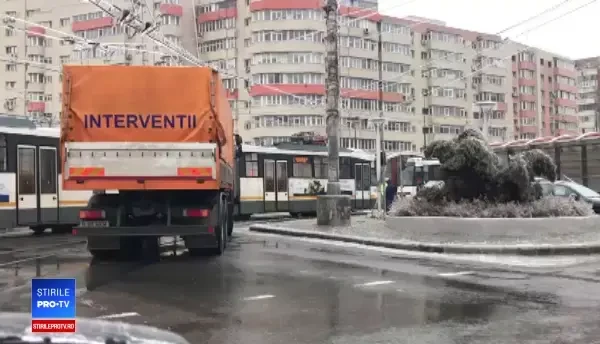 Șir de incidente în Capitală din cauza poleiului. Șoferii sunt revoltați: "Specific românesc"