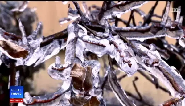 Ploaie de gheață în Capitală. Străzi blocate, tramvaie înțepenite și mașini distruse