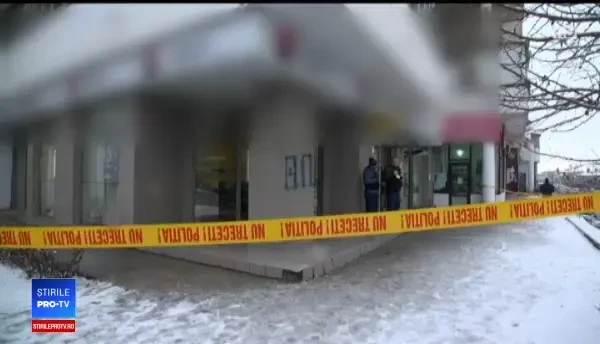 Imagini cu hoțul care a jefuit o bancă din Craiova. A furat 20.000 de lei
