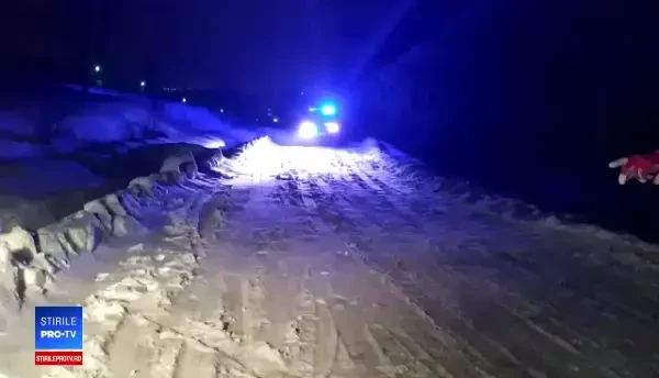 Intervenție cu o șenilată ISU, la Vaslui pentru preluarea unui pacient inconştient. VIDEO