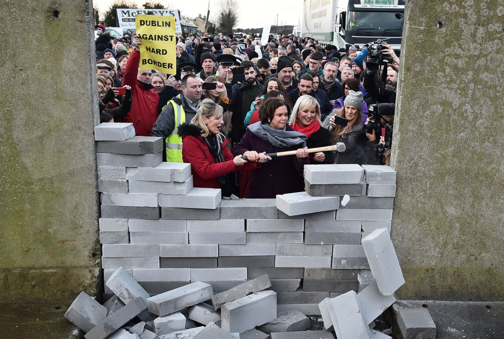 Protestatarii anti-Brexit au construit un zid între Irlanda și Irlada de Nord. FOTO