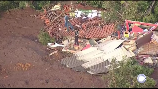 Mărturiile supraviețuitorilor după ce un dig s-a rupt: "Mi-am luat mama și am fugit"