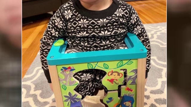 Copil salvat de polițiști, după ce s-a blocat într-o jucărie sub formă de cub