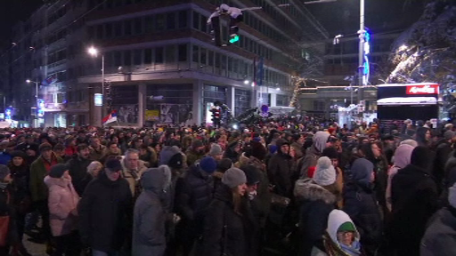 Mii de sârbi, în stradă pentru a opta sâmbătă consecutivă. Imagini cu protestele din Belgrad