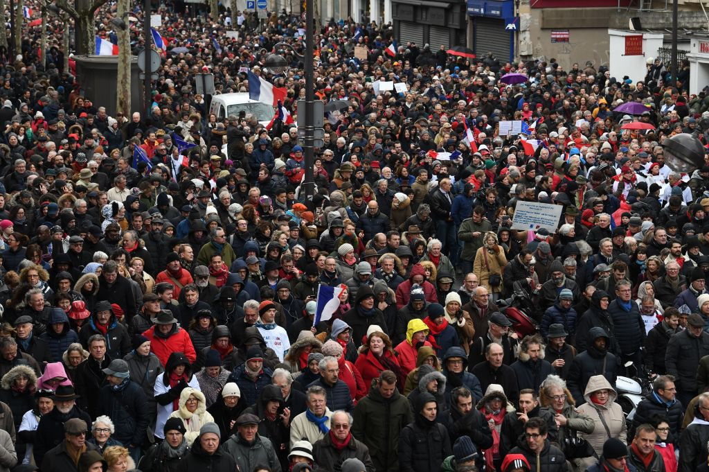 Protest al fularelor rosii la Paris