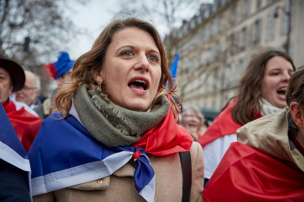 Protest al fularelor rosii la Paris