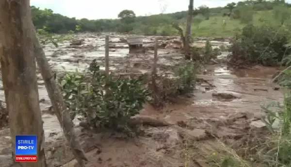 Mărturiile supraviețuitorilor după ce un dig s-a rupt: "Mi-am luat mama și am fugit"