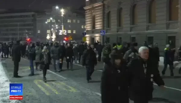 Mii de sârbi, în stradă pentru a opta sâmbătă consecutivă. Imagini cu protestele din Belgrad