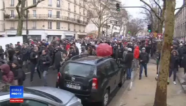 „Vestele galbene”, înlocuite de „fularele roșii”, pe străzile din Paris
