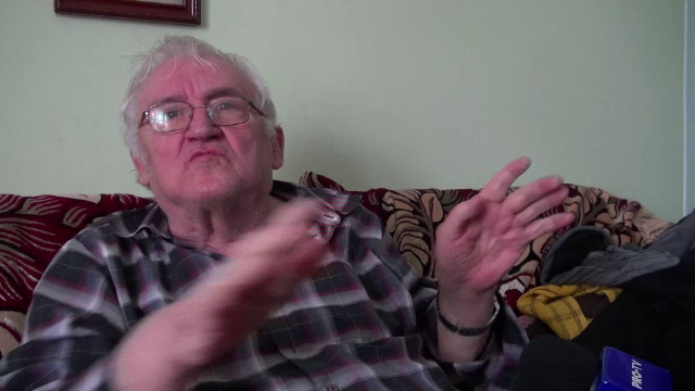 Metoda ”accidentul”. Bătrân, salvat de bancomat, care l-a lăsat să retragă doar 2.000 lei