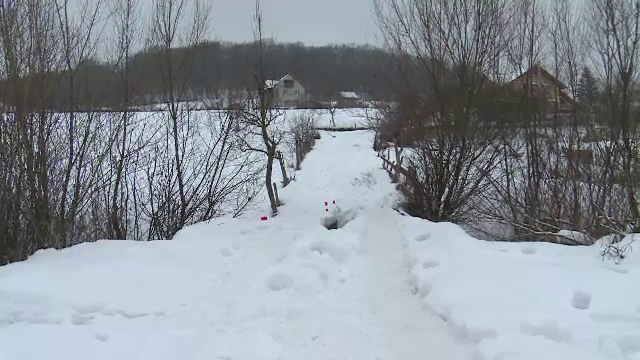 O femeie a murit încercând să traverseze un podeț. A alunecat și a căzut în râu