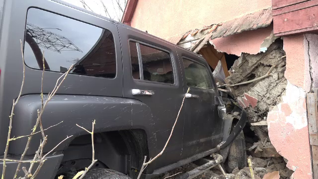 S-au trezit cu o mașină de teren în dormitor: "Ne uitam la televizor"