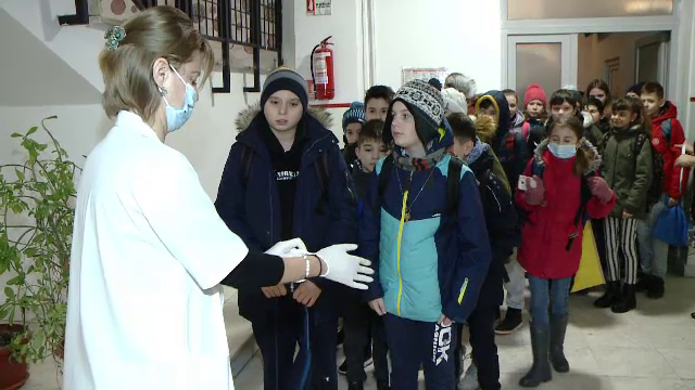 Gripa a făcut 47 de morți. Din lipsă de medici, triajul în școli a fost făcut de profesori