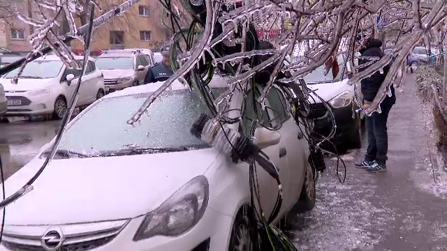 Bilanț dureros după 3 zile de ploaie înghețată. Cum pot fi despăgubiți șoferii