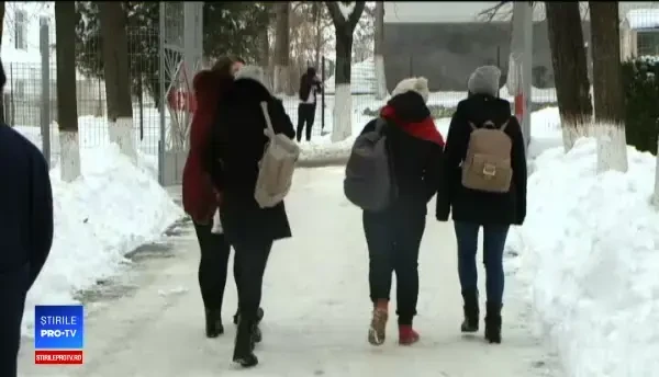 Gripa a făcut 47 de morți. Din lipsă de medici, triajul în școli a fost făcut de profesori