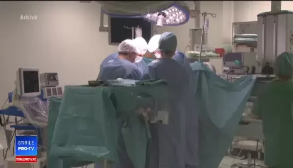 ANIMAȚIE GRAFICĂ. Pansament uitat de medici în abdomenul pacientei. Cum a fost descoperit