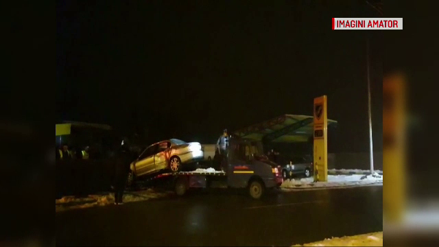 Accident grav în Dolj. Un şofer de 20 de ani a intrat cu maşini într-o staţie de alimentare auto