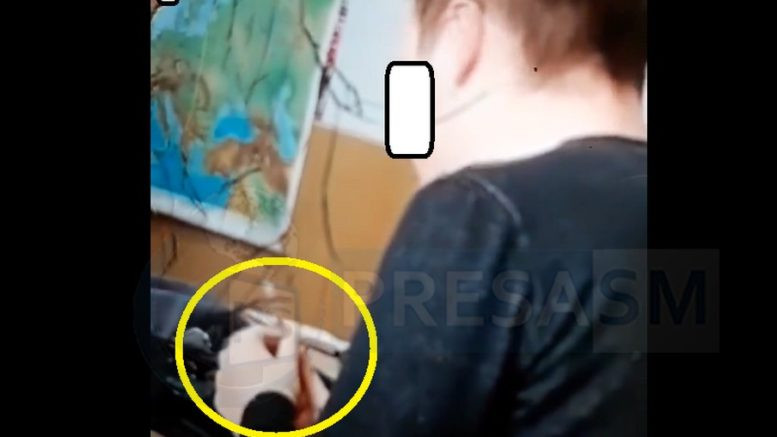 Elev filmat rulându-și o țigară în timpul orei, la Liceul Sportiv din Satu Mare