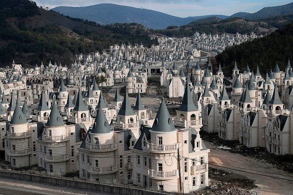 Orașul fantomă cu sute de vile-castel, abandonate. Imagini din dronă