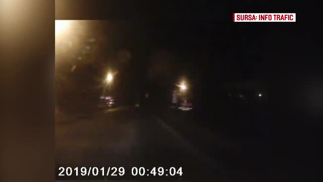 Accident mortal, surprins de o cameră video. O mașină a trecut peste un bărbat întins pe drum