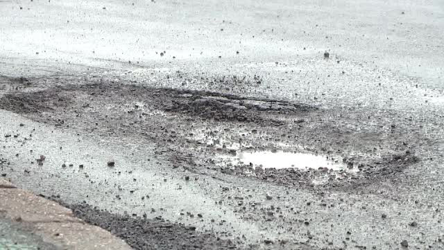 O firmă de construcții din Hunedoara și-a luat înapoi asfaltul proaspăt turnat. Ce s-a întâmplat