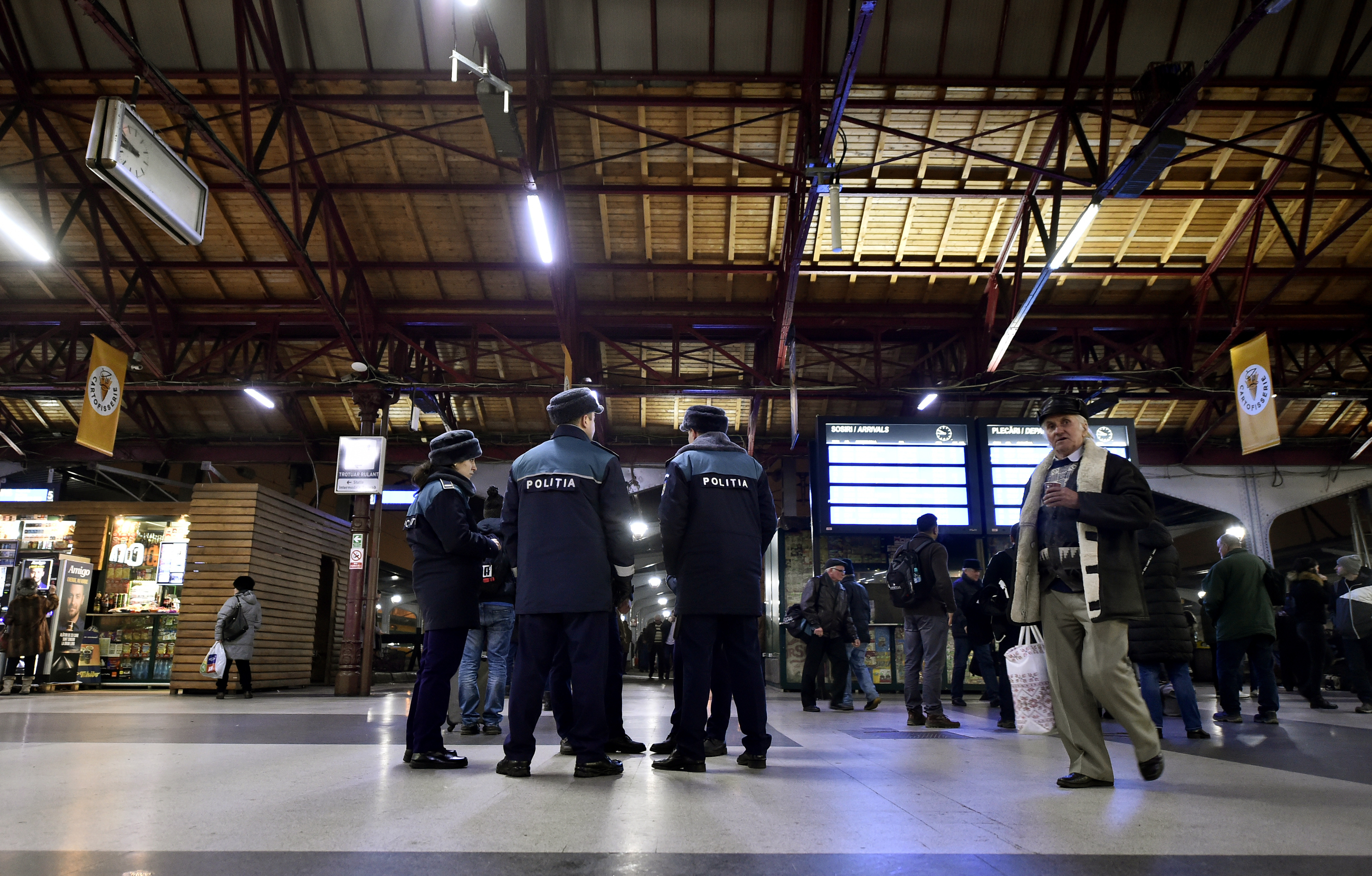 Anunțul Poliției legat de ameninţarea teroristă de la Otopeni şi Gara de Nord