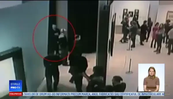 Momentul când un hoț fură un tablou dintr-un muzeu, sub privirile vizitatorilor. VIDEO