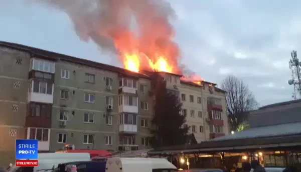 Incendiu puternic la un apartament situat la mansarda unui bloc cu 5 etaje. VIDEO
