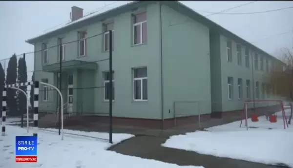 România mai bifează un paradox: şcoli ultramoderne, fără elevi