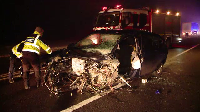 A pierdut controlul mașinii și a băgat 2 persoane în spital. Șoferul a rămas încarcerat