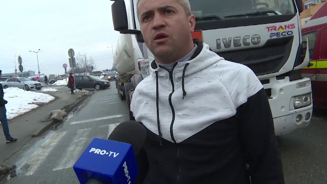 Bărbat lovit de TIR pe trecerea de pietoni. Șofer: ”A sărit cu ziarul în mână”