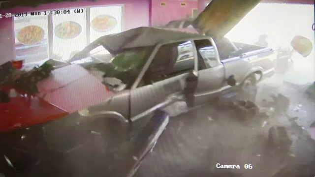 Momentul în care o mașină intră în viteză într-un restaurant din Statele Unite