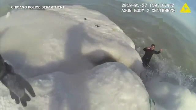 Lanț uman format de polițiști pentru a salva un bărbat din lac. Cum a ajuns acolo