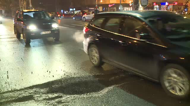 Sute de gropi în Capitală, care nu pot fi ocolite. Șofer: ”Mi-e milă de mașină”
